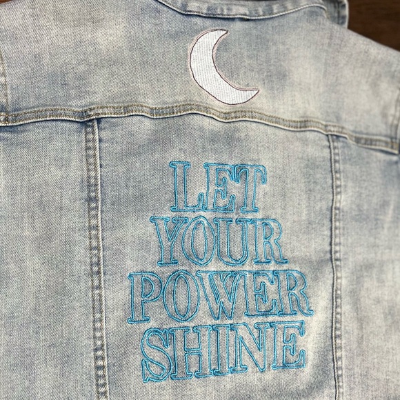 Disney Women’s Denim Jacket Medium Light Wash Character Patch - Picture 11 of 13